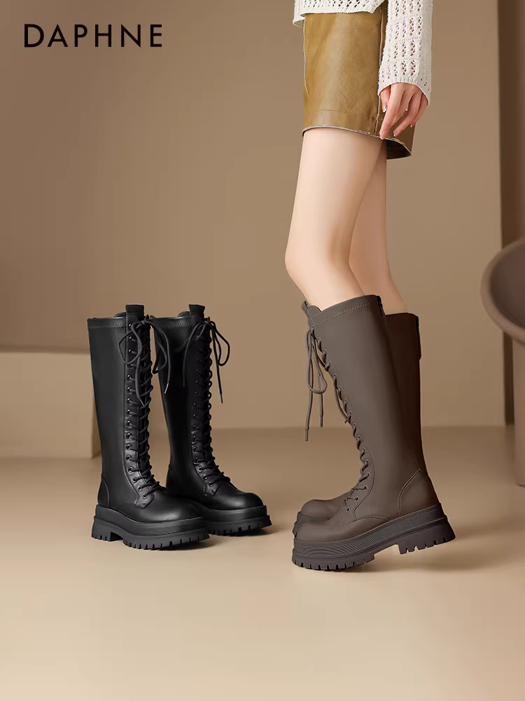 Giày bốt nữ Daphne mùa đông kiểu buộc dây cao cổ 2025 kiểu mới màu nâu kiểu lính cao cổ đế dày kiểu Martin