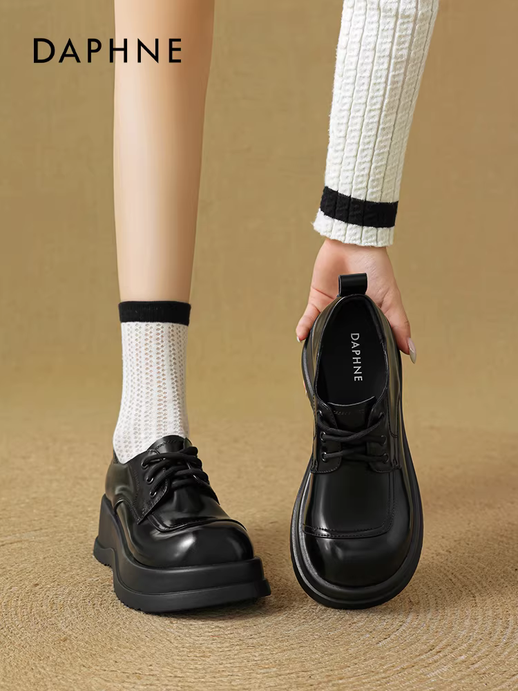 Giày lười đế dày Daphne dành cho nữ 2025, mẫu mới mùa thu, màu đen, tăng chiều cao, phối chân váy, phong cách Anh, giày da nhỏ gọn