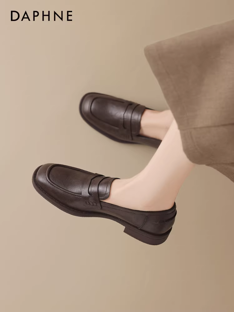 Giày lười nữ Daphne màu nâu, mẫu mới xuân thu 2025, giày bệt nữ đế mềm phong cách Anh, giày da nhỏ đi làm