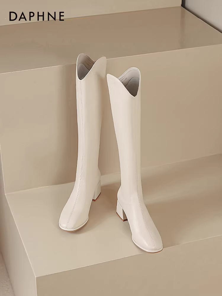 Giày bốt dài Daphne kiểu V dành cho nữ, thời trang thu đông 2025, bốt cưỡi ngựa, bốt nữ cao gót mũi vuông, bốt cao, bốt dài nữ.