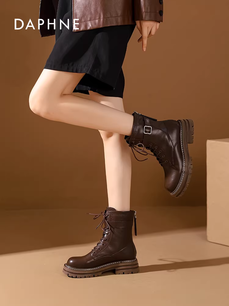 Giày bốt Martin đế dày Daphne dành cho nữ, mùa thu đông 2025, bốt ngắn ôm sát, giày nữ dành cho người thấp nhỏ, bốt ngắn màu nâu dành cho nữ.