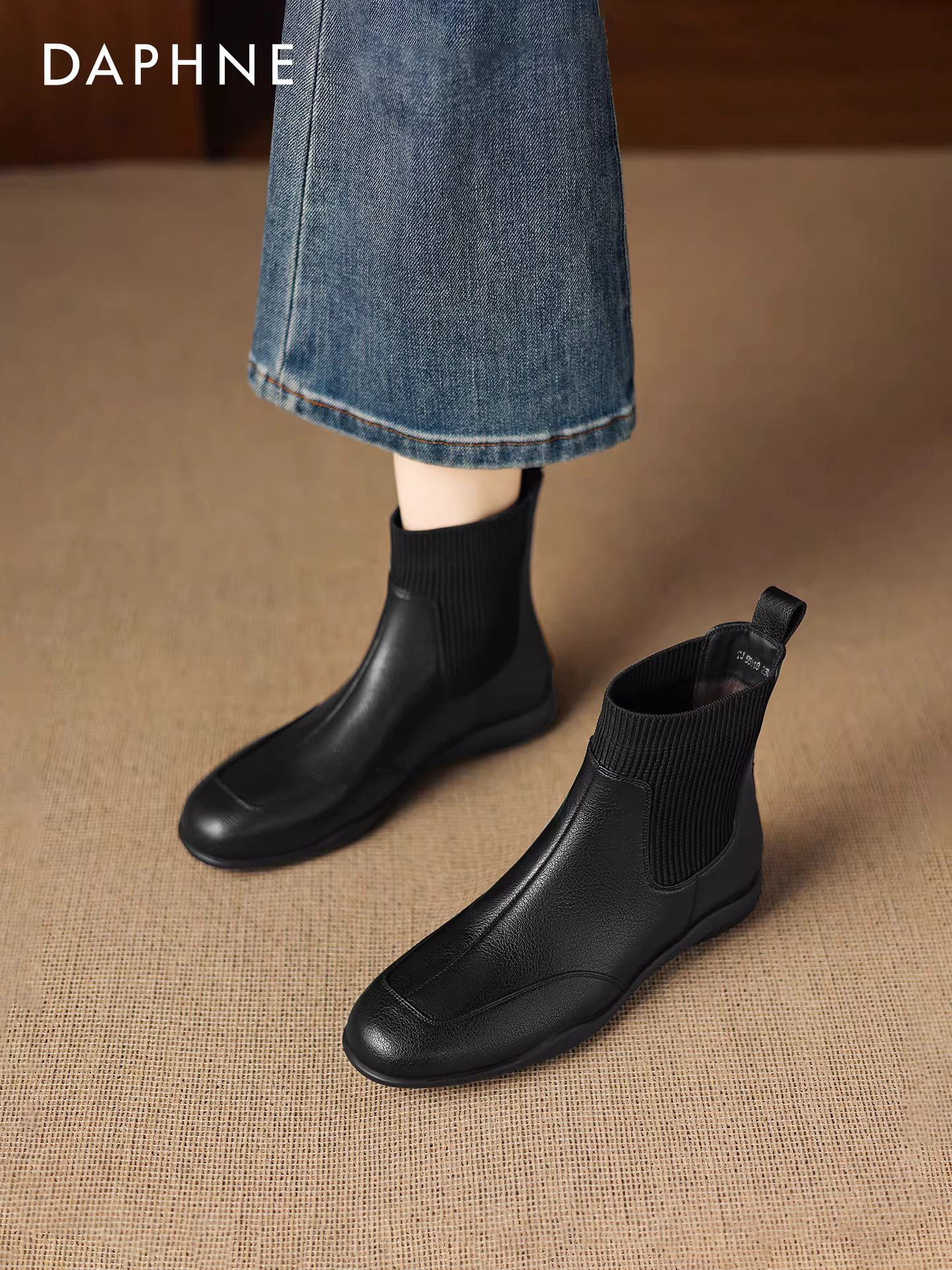 Giày bốt ngắn Daphne dành cho nữ mùa đông 2025, mẫu mới, kiểu dáng phổ biến, phối len, chất liệu thun co giãn, kiểu dáng ôm sát, lót lông cừu.