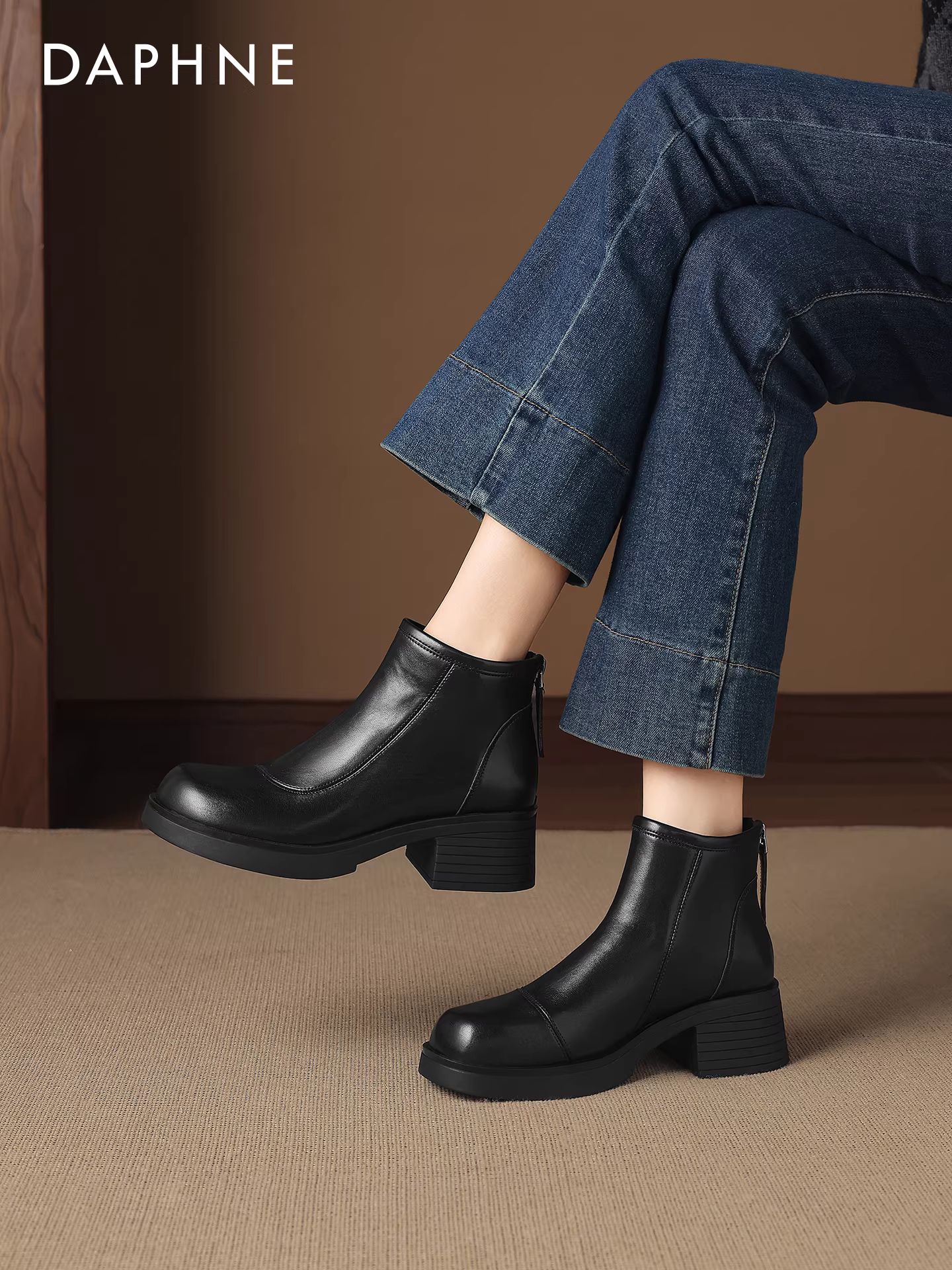 Giày bốt ngắn màu đen Daphne dành cho nữ mùa đông 2025, kiểu mới, gót cao, gót thô, kiểu Martin, lót lông giữ ấm, chất liệu da, dành cho mẹ.