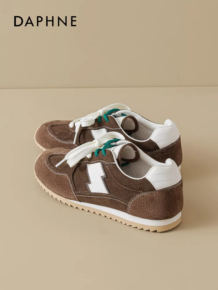 Giày tập múa ba lê Daphne dành cho nữ 2025 kiểu mới đế bằng mùa thu màu nâu cổ điển giày thể thao thường ngày