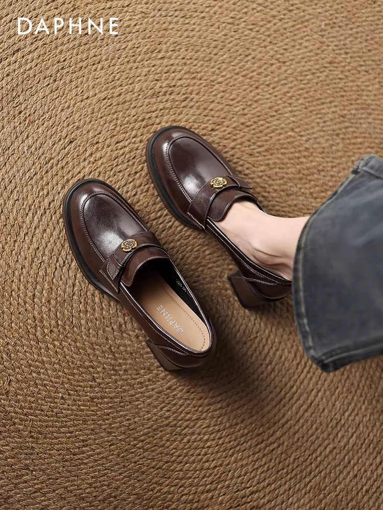 Giày Loafer Nữ Daphne Camellia Thu Đông 2025 Mẫu Mới, Giày Cao Gót Gót Thô Tăng Chiều Cao Phong Cách Anh Quốc, Giày Da Nhỏ