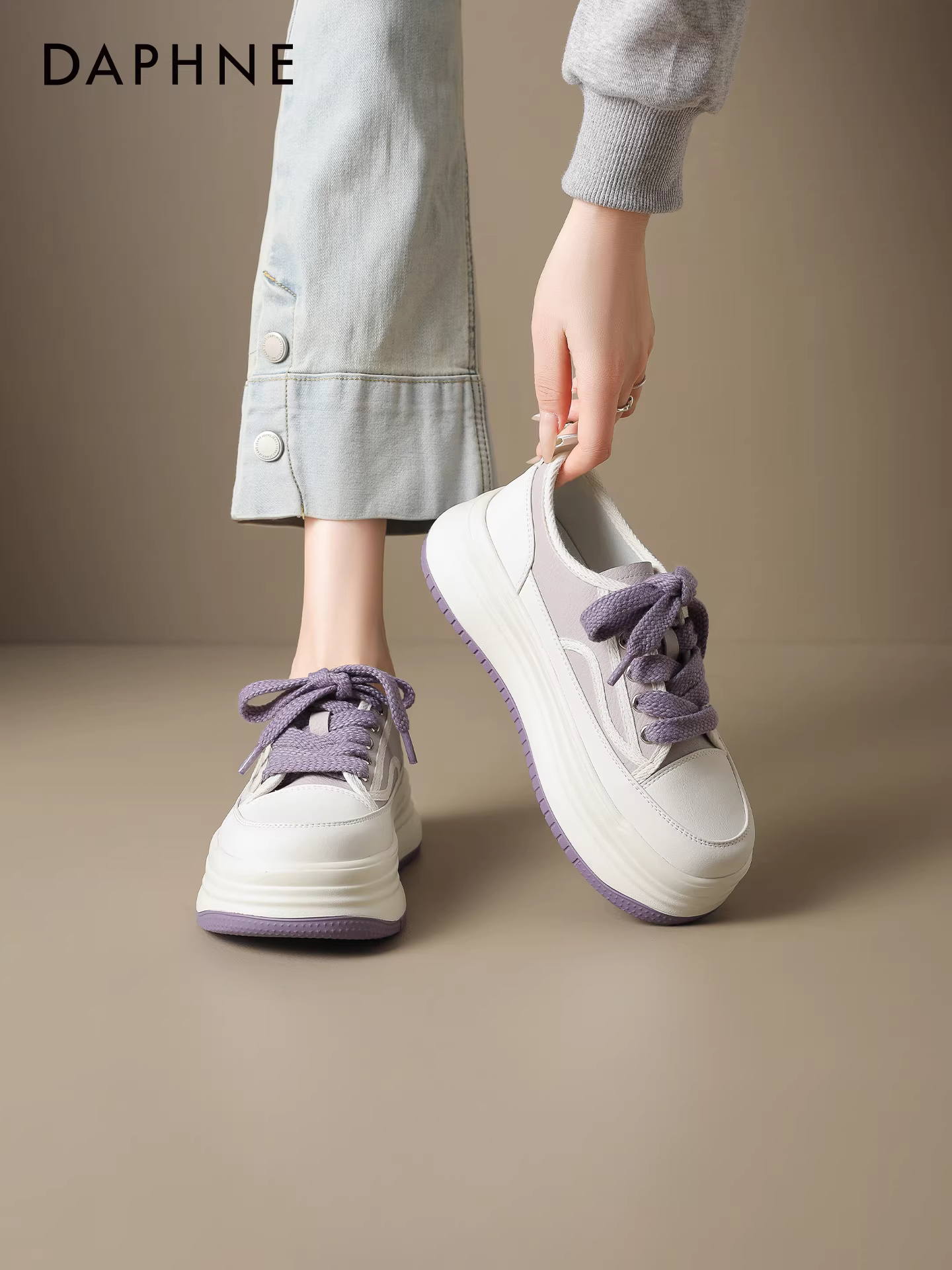 Giày thể thao nữ Daphne đế dày đa năng, kiểu học sinh, mẫu mới thu đông 2025, tăng chiều cao, màu trắng, phong cách nữ tính
