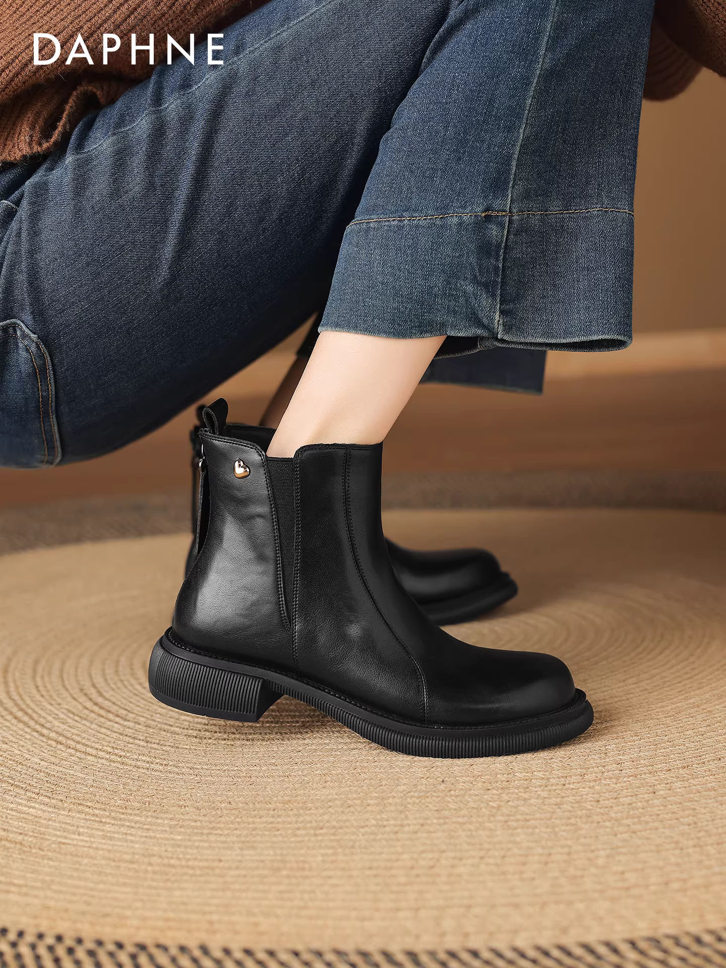 Giày bốt ngắn Daphne màu đen dành cho nữ 2025 mới mùa đông kiểu dáng ôm sát gót dày kiểu Chelsea bốt đế bằng kiểu Martin