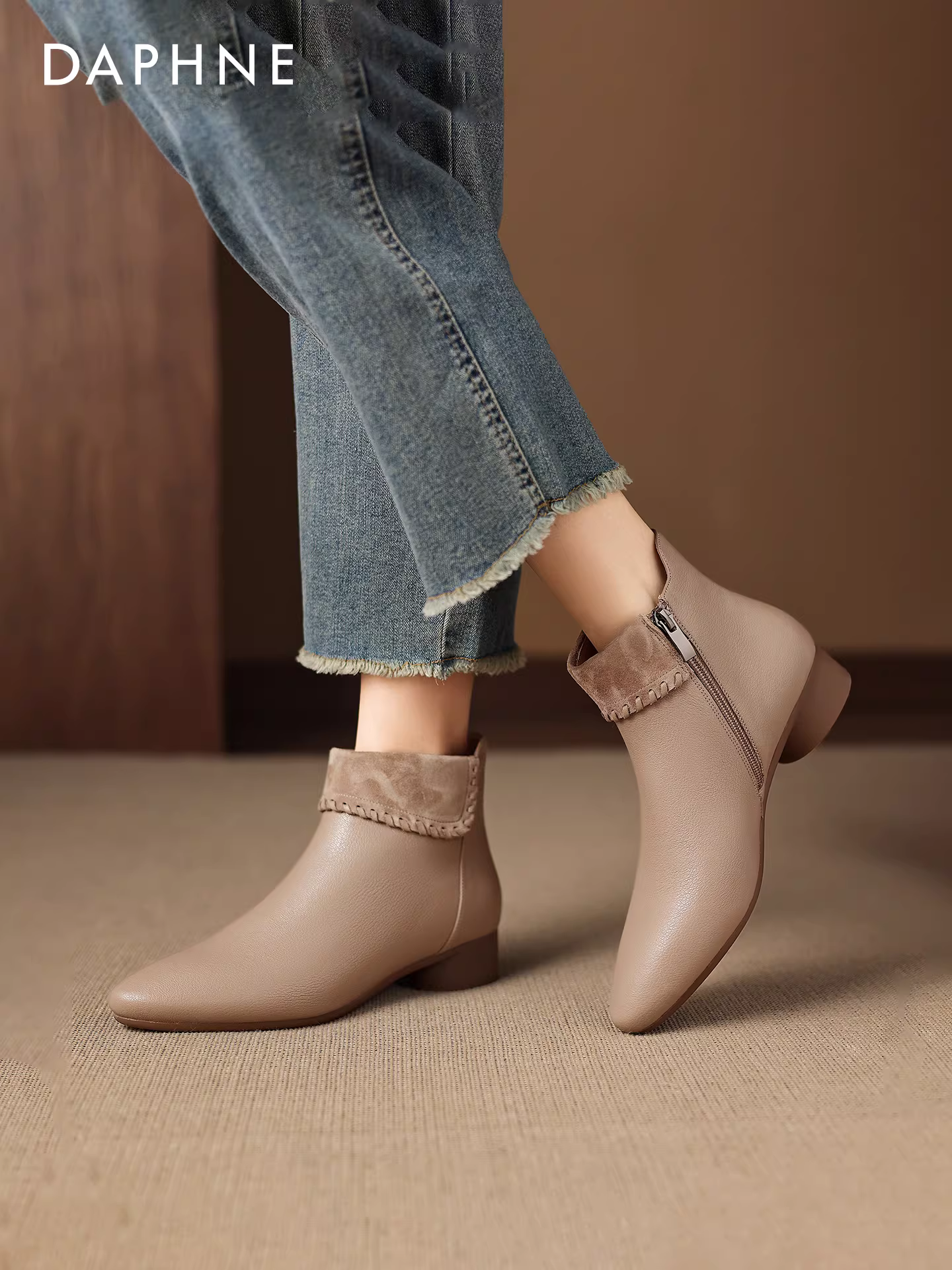 Giày bốt ngắn Daphne dành cho nữ 2025 kiểu Anh mới, mũi nhọn, gót dày, bốt đơn, đế mềm, bốt cổ chân, bốt Martin