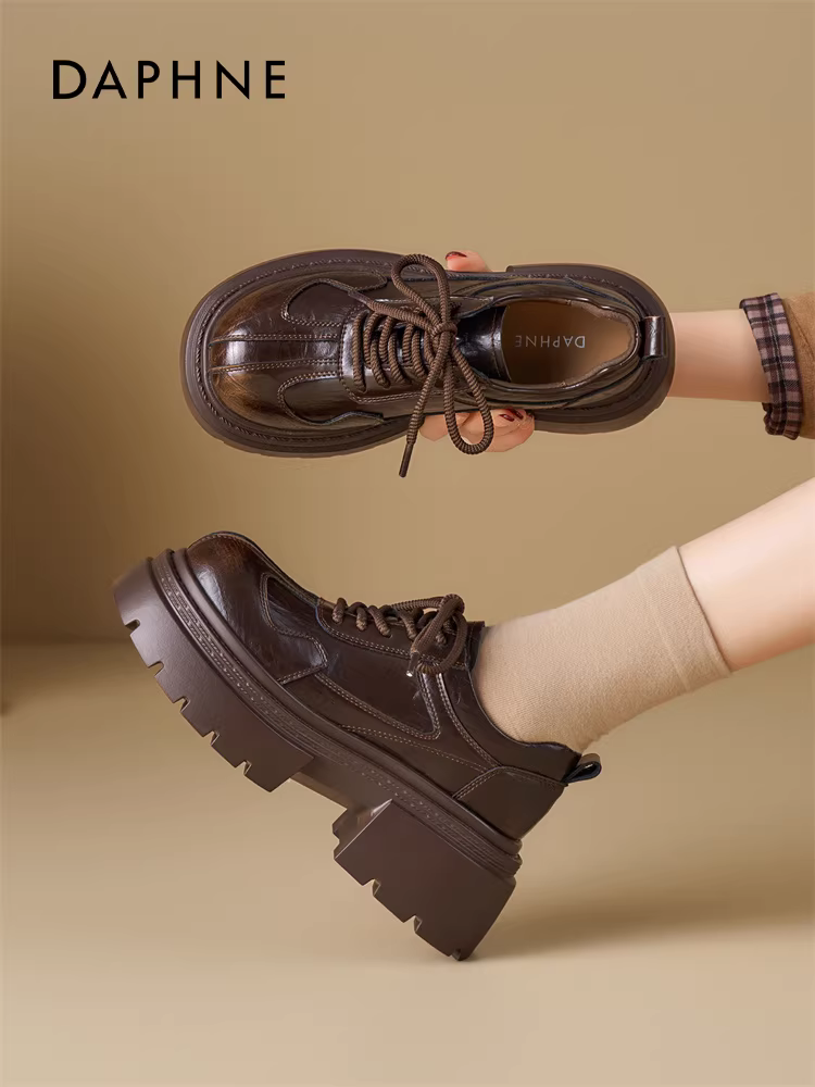 Giày lười đế dày Daphne dành cho nữ mùa xuân 2026 kiểu dáng mới tăng chiều cao phong cách Anh quốc giày đơn màu nâu giày da phối cùng chân váy