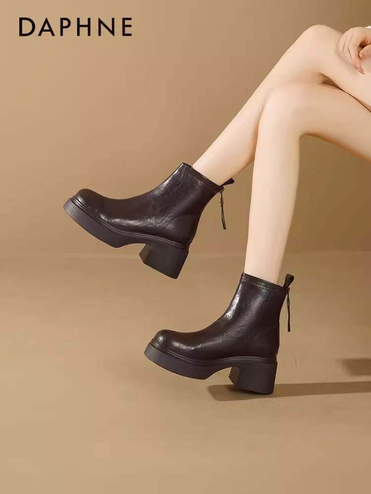 Giày bốt cao gót ngắn Daphne dành cho nữ 2025, mẫu mới mùa thu, đế dày, kiểu Martin, màu trắng, tăng chiều cao, chất liệu thun ôm chân.