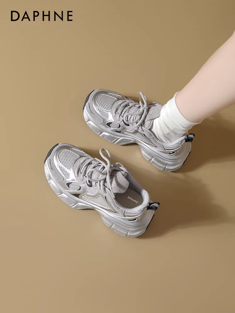 Giày thể thao nữ Daphne Silver Dad 2025 mới mùa thu đông, giày thể thao đế dày tăng chiều cao, lót lông mềm mại, đa năng.