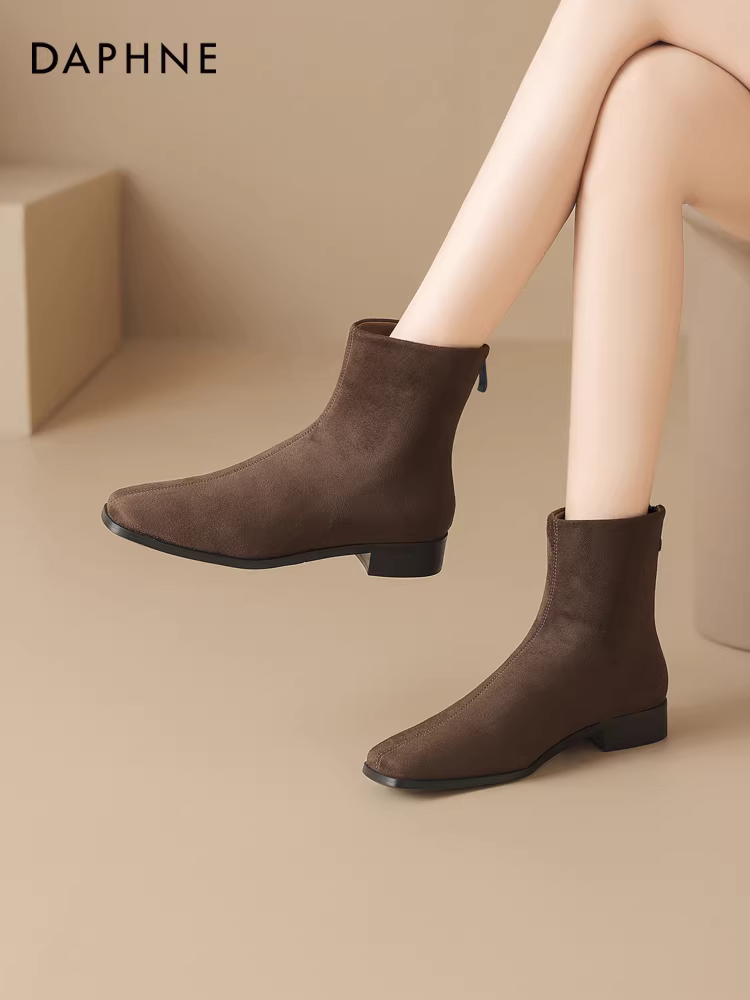 Giày bốt ngắn da lộn Daphne dành cho nữ, mẫu mới thu đông 2025, kiểu ôm sát, có lớp lót lông cừu, đế bằng, phong cách Pháp, giày mẹ.