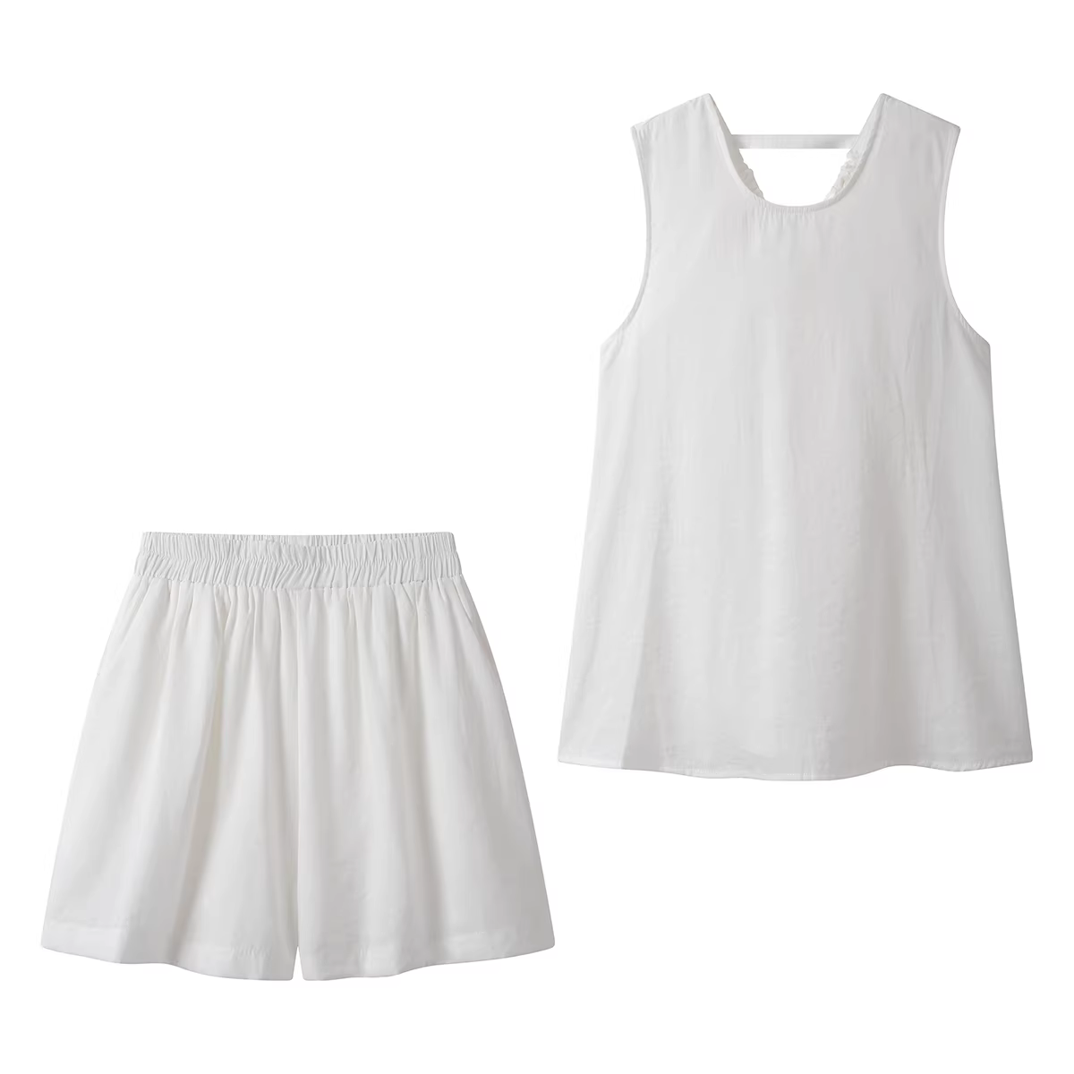 Bộ đồ hai mảnh gồm áo không tay hở lưng và quần short dành cho nữ, phong cách mùa hè mới, bộ trang phục sành điệu và trẻ trung.