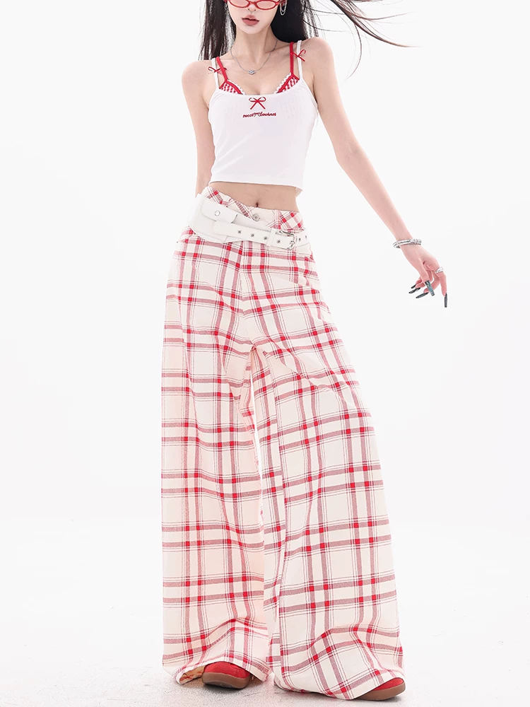 Quần kẻ sọc đỏ trắng dáng rộng phong cách mới năm 2025 của ABWEAR Sweetheart Beauty High School - thiết kế độc đáo, dáng rộng, thoải mái cho nữ