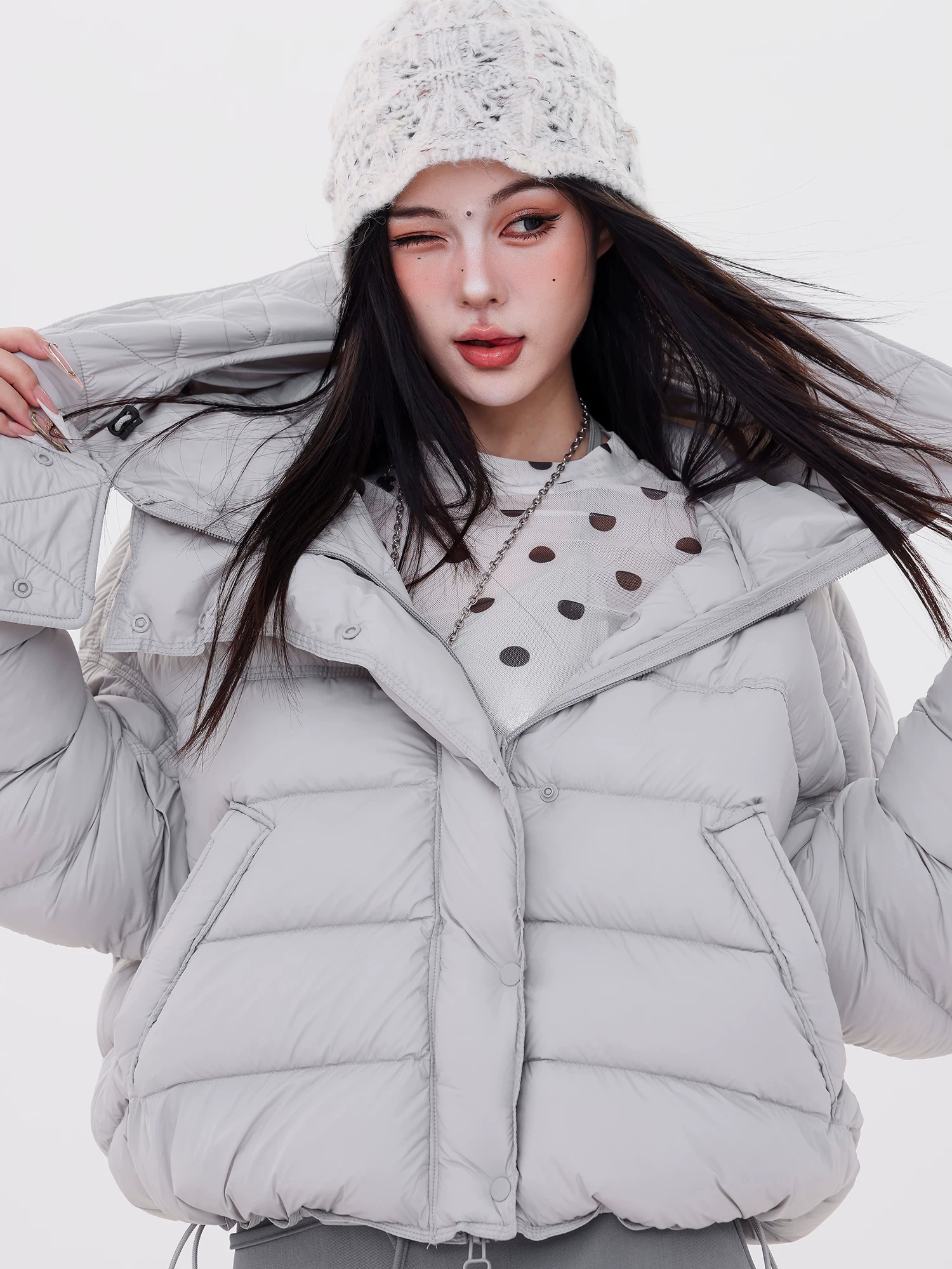 Áo khoác phao ngắn có mũ trùm đầu ABWLR Snow Country Warm Winter-Original Cloud Puff dành cho nữ, dáng rộng, màu trắng, chất liệu lông vũ 95%