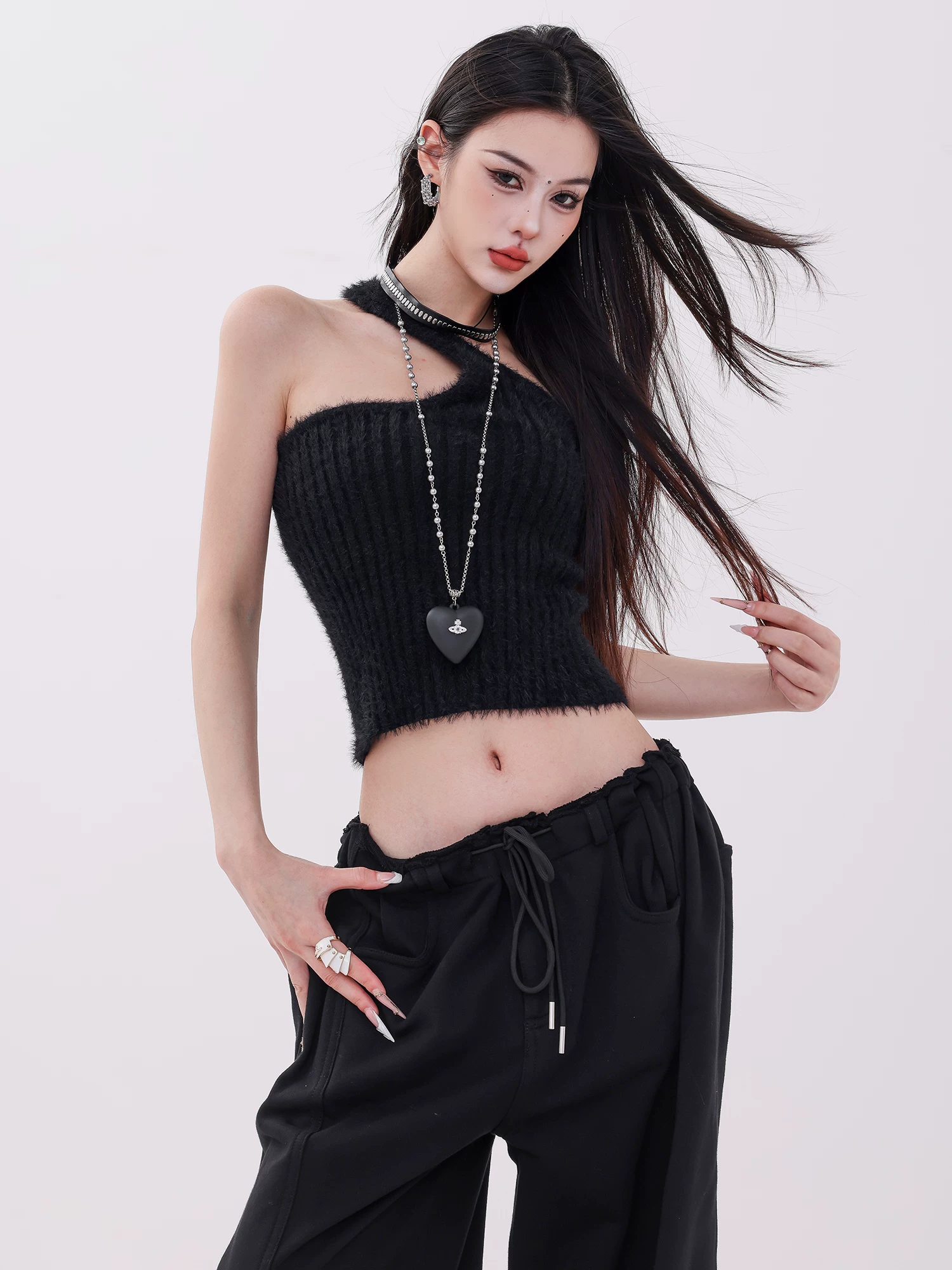 Tạp chí ABWLR Hot Girl - Áo dệt kim lệch vai màu đen gợi cảm nguyên bản dành cho nữ, áo ôm dáng mới dành cho mùa thu đông.