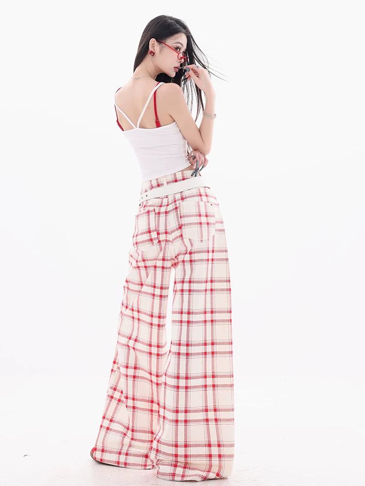 Quần kẻ sọc đỏ trắng dáng rộng phong cách mới năm 2025 của ABWEAR Sweetheart Beauty High School - thiết kế độc đáo, dáng rộng, thoải mái cho nữ