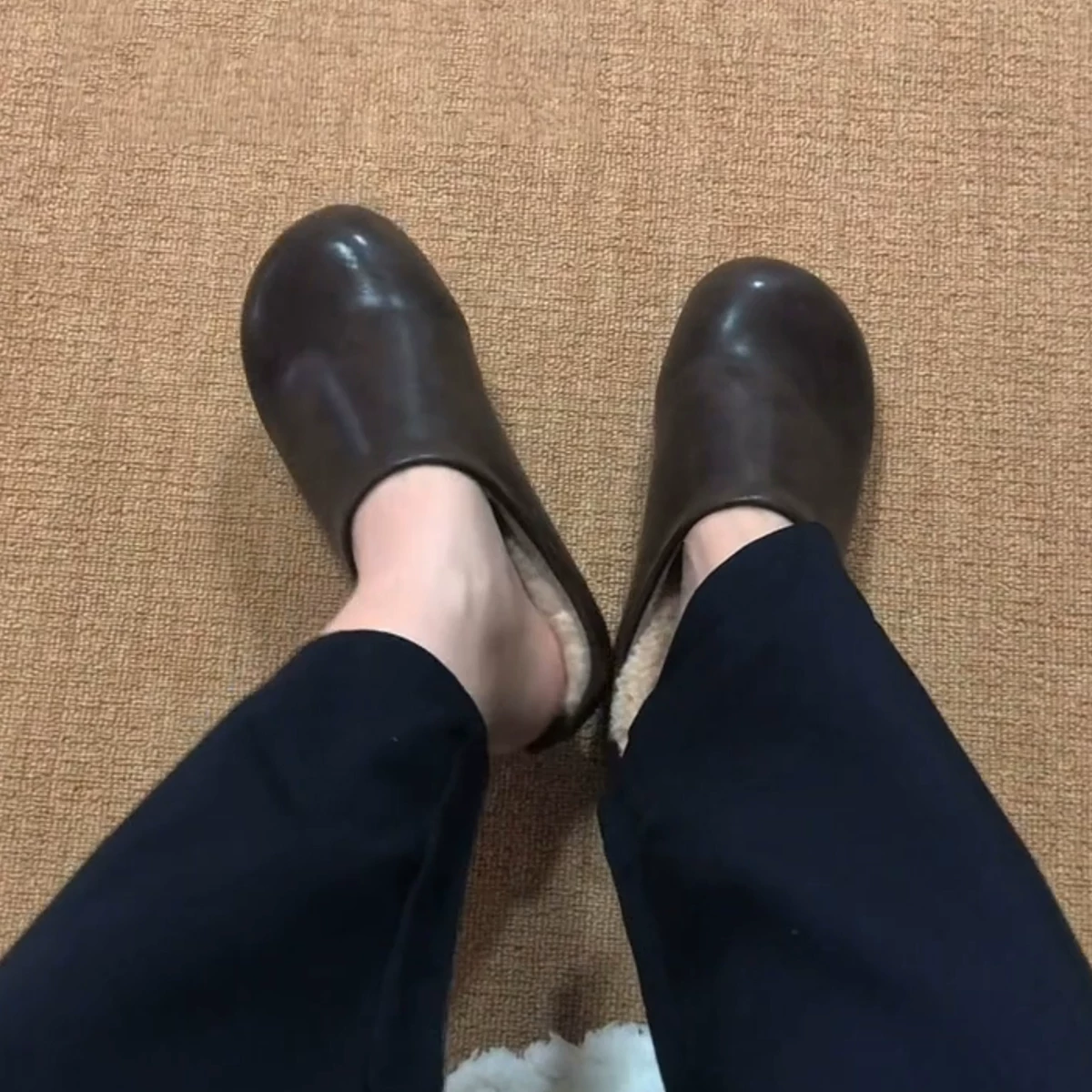 Phiên bản da cừu ~ Giày Birkenstock bằng da thật dành cho nữ, giày cotton kiểu dáng cổ điển, giày mùa đông đa năng có lót lông cừu, thích hợp để mang ngoài trời, giày nửa mule mũi kín.