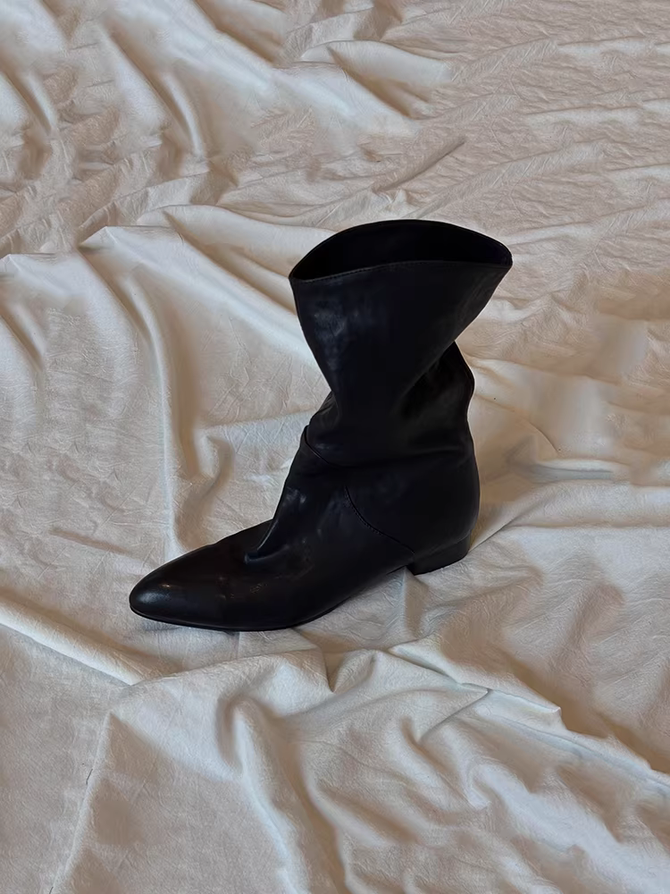 Phiên bản da bò ~ Giày bốt xếp ly cổ điển tối giản màu đen thanh lịch dành cho nữ, mũi nhọn, da đã qua xử lý, gót thấp, giày bốt đến giữa bắp chân giúp thon gọn.