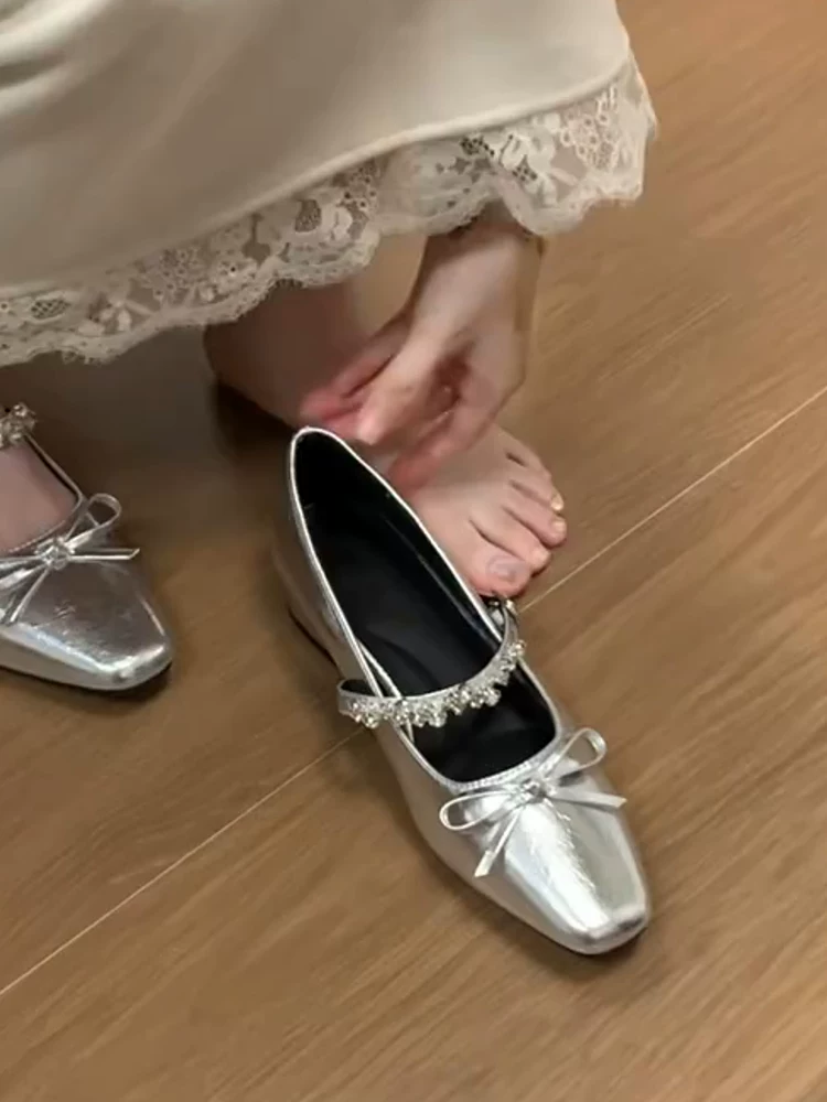 Phiên bản da cừu ~ Giày Mary Jane kiểu Pháp nhẹ nhàng và đa năng dành cho nữ, mũi vuông, miệng nông, quai đơn đính kim cương giả, giày đơn nhỏ.