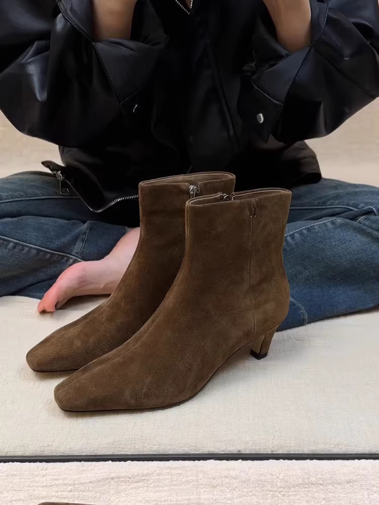 Giày bốt nữ da bò kiểu retro tối giản, gót kitten vuông, mũi nhọn, kiểu dáng ôm sát, chất liệu da lộn, khóa kéo bên, gót nhọn, cao gót, thích hợp đi làm.