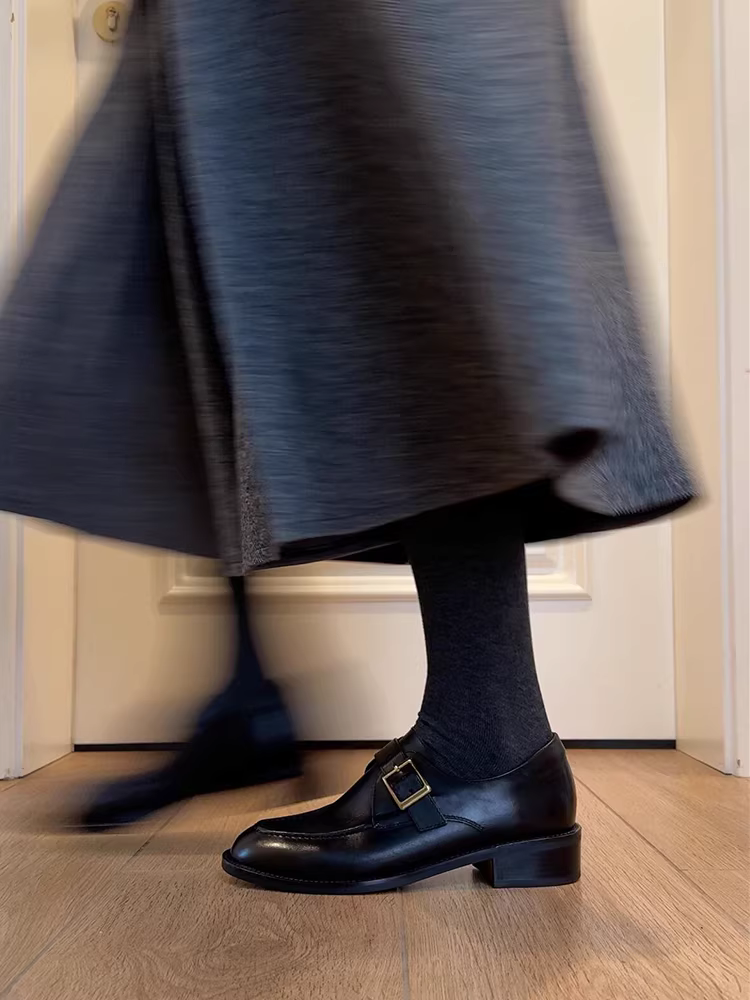 Phiên bản da cừu ~ Giày đế bệt có khóa thắt lưng dành cho nữ, giày đơn màu đen đa năng có đường cắt sâu, giày da nhỏ mũi tròn bằng da thật.