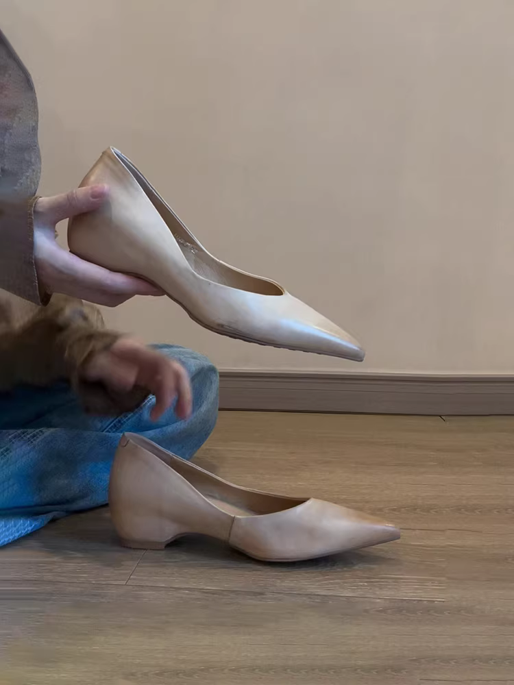 Phiên bản da cừu ~ Giày đi làm tăng chiều cao kiểu dáng nghệ thuật và đa năng, giày ngoài trời phong cách retro đa năng với mũi nhọn và kiểu dáng thanh lịch.