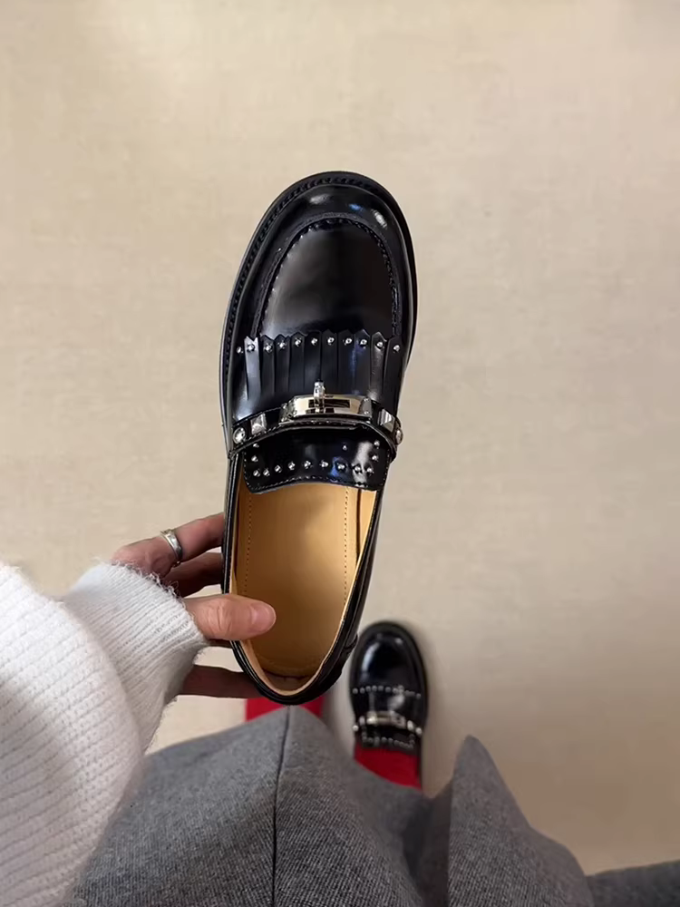 Phiên bản da cừu ~ Giày lười kiểu Anh mới dành cho nữ với khóa kim loại, đinh tán, tua rua, giày da đế thấp kiểu slip-on