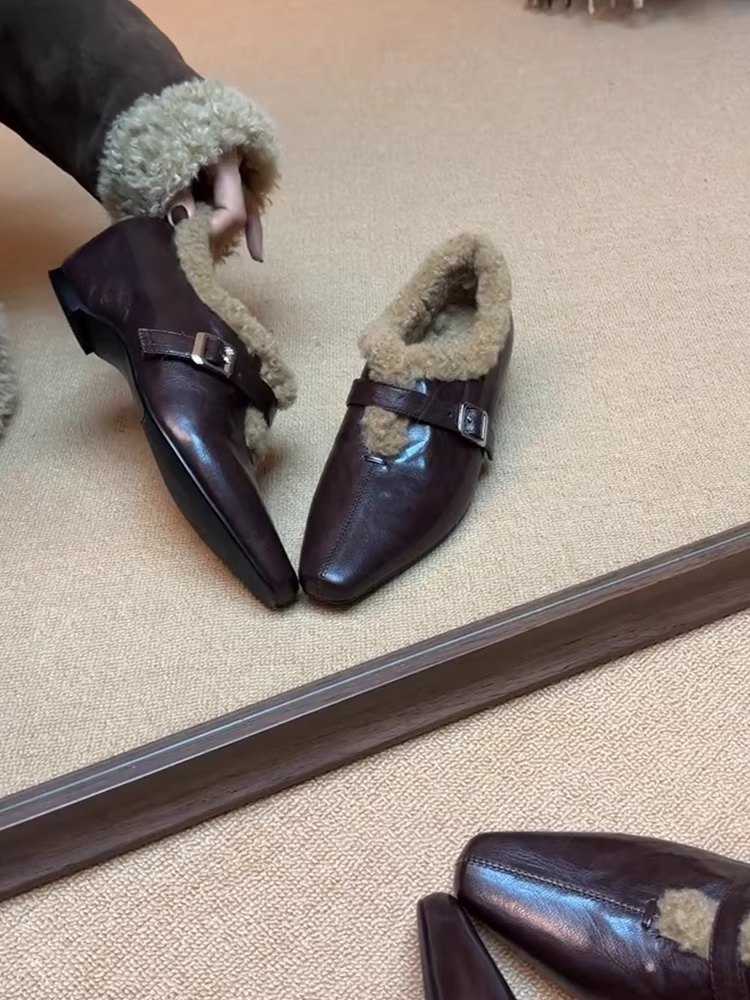 Phiên bản da cừu ~ Giày Mary Jane mũi nhọn kiểu Pháp dành cho nữ có quai đơn, tăng chiều cao, thon gọn và lót lông mềm mại.