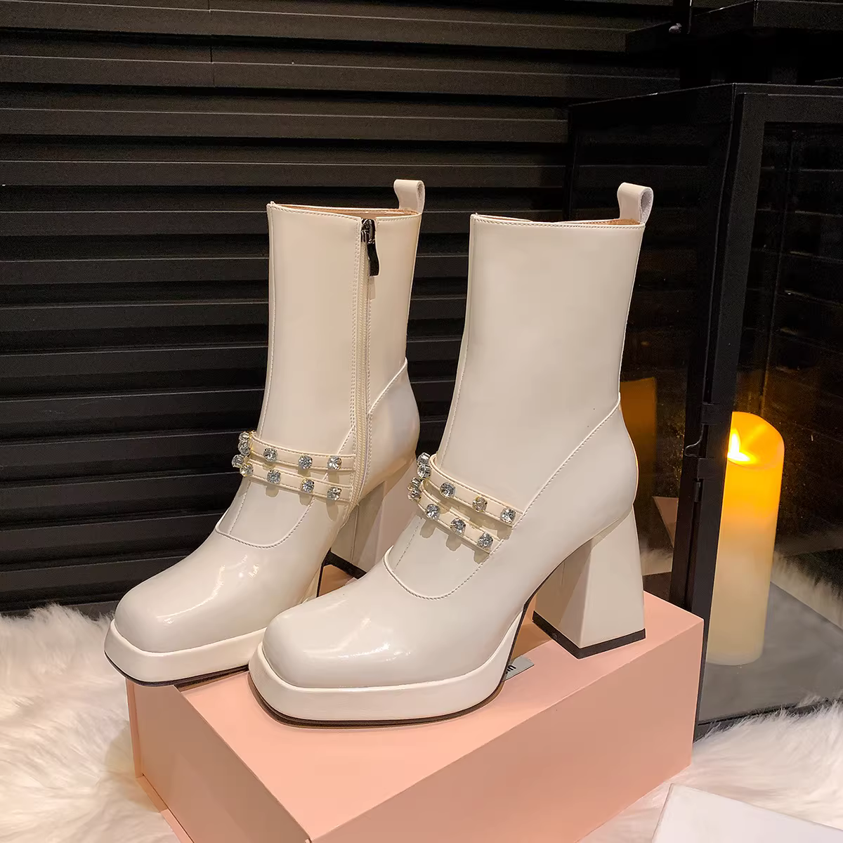 Pear Xiaoqi~ Giày bốt cổ ngắn cao gót kiểu Pháp dành cho nữ, bốt đế dày đính đá trắng, bốt Martin tăng chiều cao và thon gọn dành cho phụ nữ nhỏ nhắn.