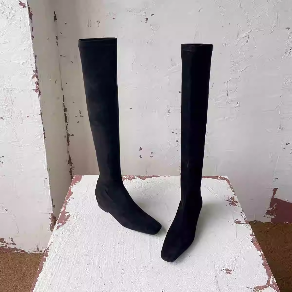 Phiên bản da bò ~ Giày bốt dài bằng da lộn cổ điển dành cho nữ với độ tăng chiều cao ẩn, giày bốt thon gọn, mũi vuông, trên đầu gối, giày đi xe thanh lịch và đa năng.