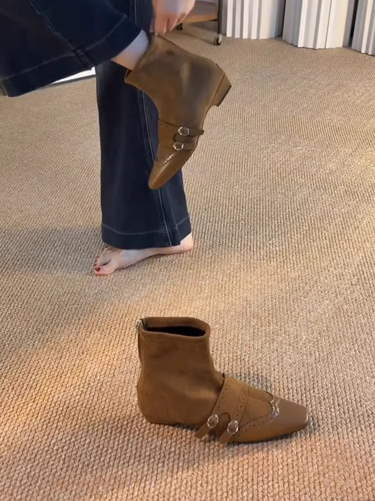 Phiên bản da bò ~ Giày bốt ngắn mũi vuông chạm khắc kiểu Brogue dành cho nữ, da thật có khóa thắt lưng và khóa kéo phía sau, kiểu dáng ôm sát.