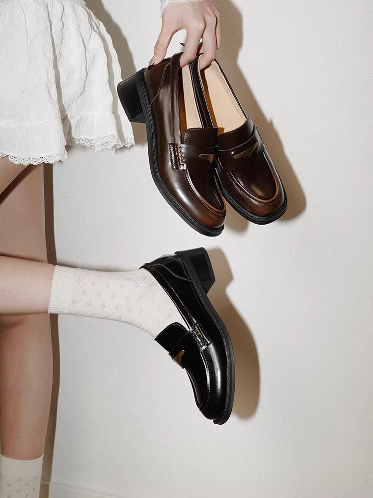 Pear Xiaoqi~ Giày da nhỏ kiểu Anh cổ điển, kiểu dáng đơn giản, dễ mang, dành cho nữ, màu sắc được đánh bóng, gót dày, kiểu dáng sinh viên.