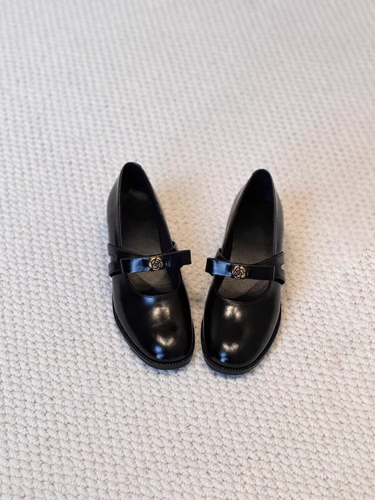Giày Mary Jane nữ da thật kiểu Pháp, chất liệu da cừu, quai hoa trà, gót vuông, kiểu dáng thấp.