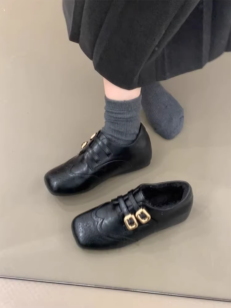 Phiên bản da cừu ~ Giày lười nữ có lót nhung, có khóa thắt lưng, gót giấu, giày da nhỏ đa năng, giày đơn kiểu brogue kiểu Anh.