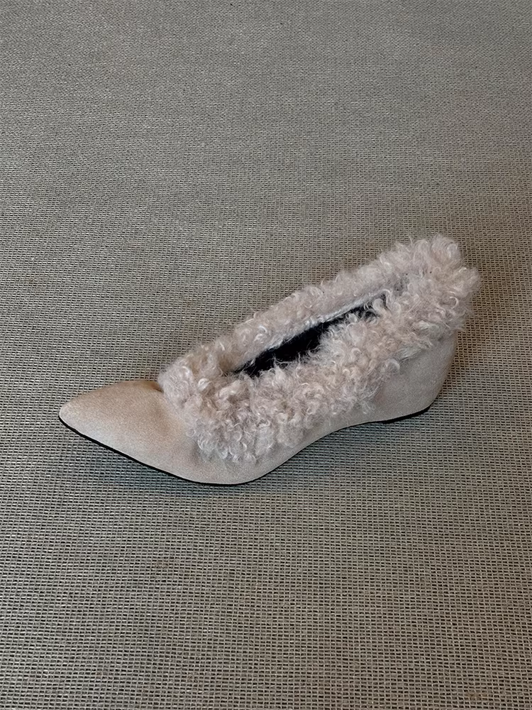 Phiên bản da cừu ~ Giày đơn màu mơ thanh lịch, thời trang và dịu dàng dành cho nữ với độ tăng chiều cao ẩn, mũi nhọn, giày cotton lót lông cừu.