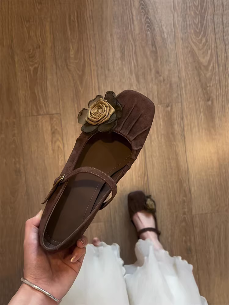 Phiên bản da cừu ~ Giày Mary Jane phong cách nghệ thuật Mori với chân váy, giày đơn nữ bằng da lộn mũi vuông xếp ly họa tiết hoa