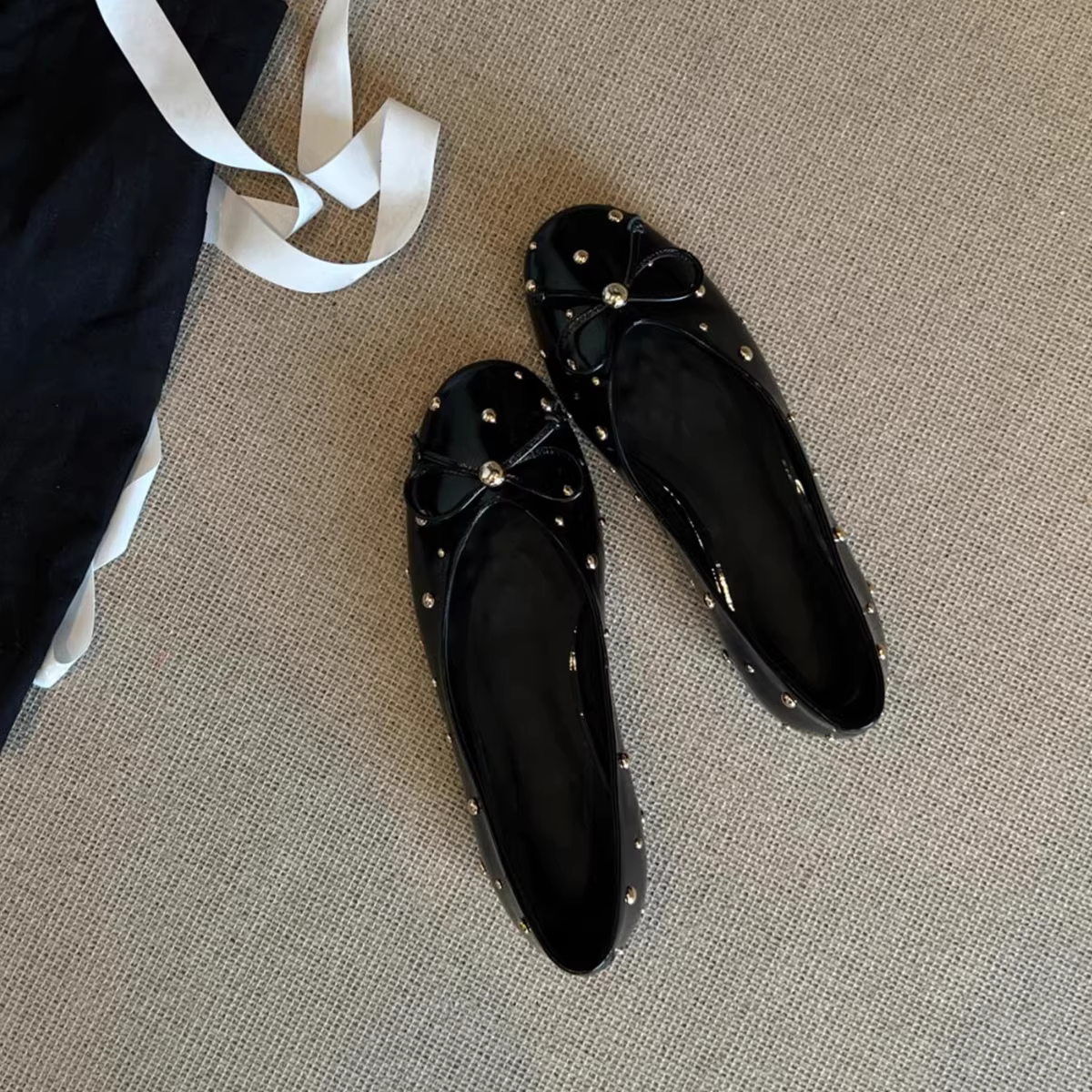 Phiên bản da cừu ~ Giày đế bằng nông thời trang có đinh tán dành cho nữ, giày đơn có nơ kiểu Pháp, giày dạ hội đa năng kiểu slip-on.