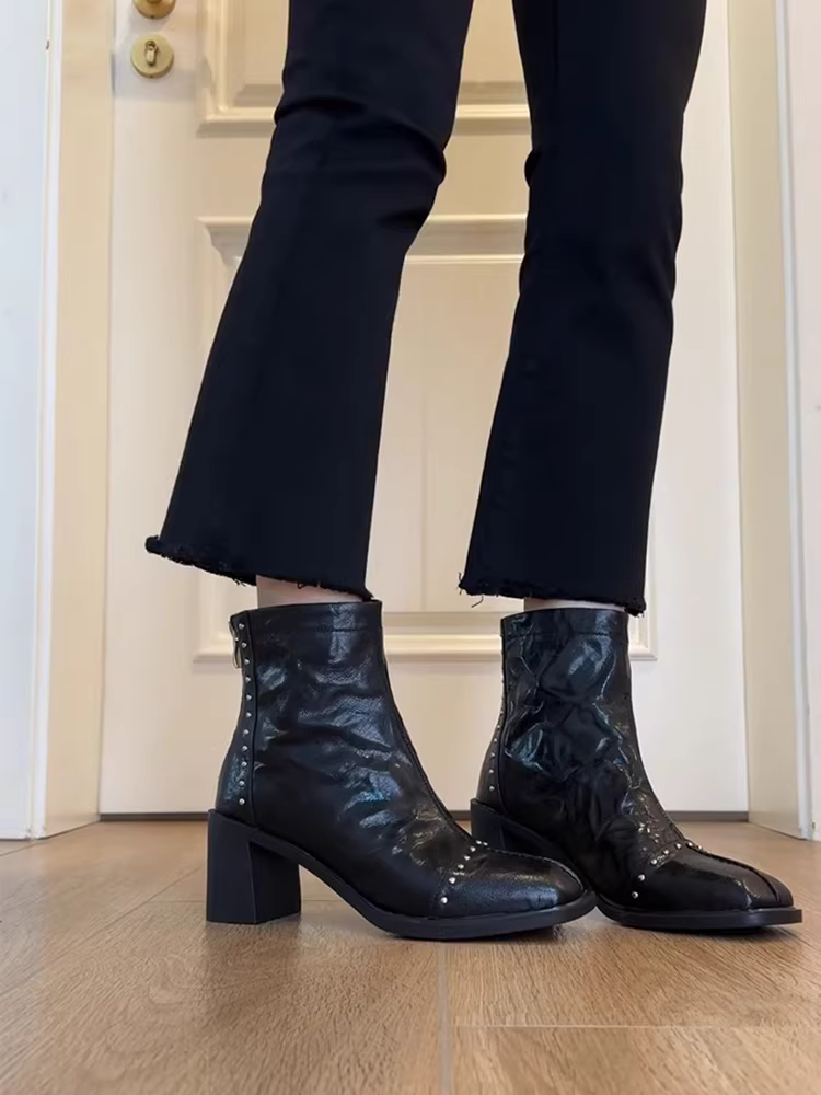 Giày bốt nữ da thật kiểu Anh, gót vuông cao, đế dày, kiểu dáng retro, chất liệu da đã qua xử lý, có đinh tán, xếp ly.