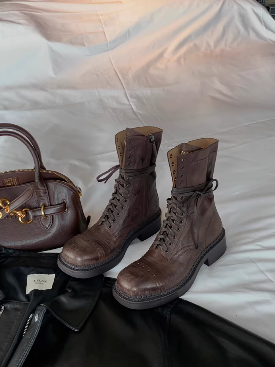 Phiên bản da bò~ Giày bốt cổ ngắn kiểu Anh cổ điển chạm khắc dành cho nữ, mũi tròn, khóa kéo bên hông, buộc dây, đa năng, kiểu dáng thon gọn, kiểu Martin