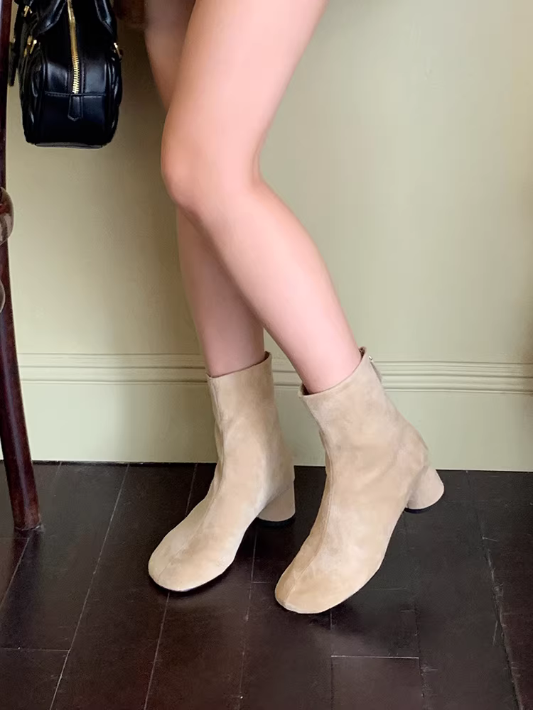 Pear Xiaoqi~ Giày bốt ngắn mũi vuông bằng da lộn mới dành cho nữ, giày bốt Martin cao gót thon gọn, đa năng cho mùa thu đông, giày bốt ôm sát có khóa kéo phía sau.