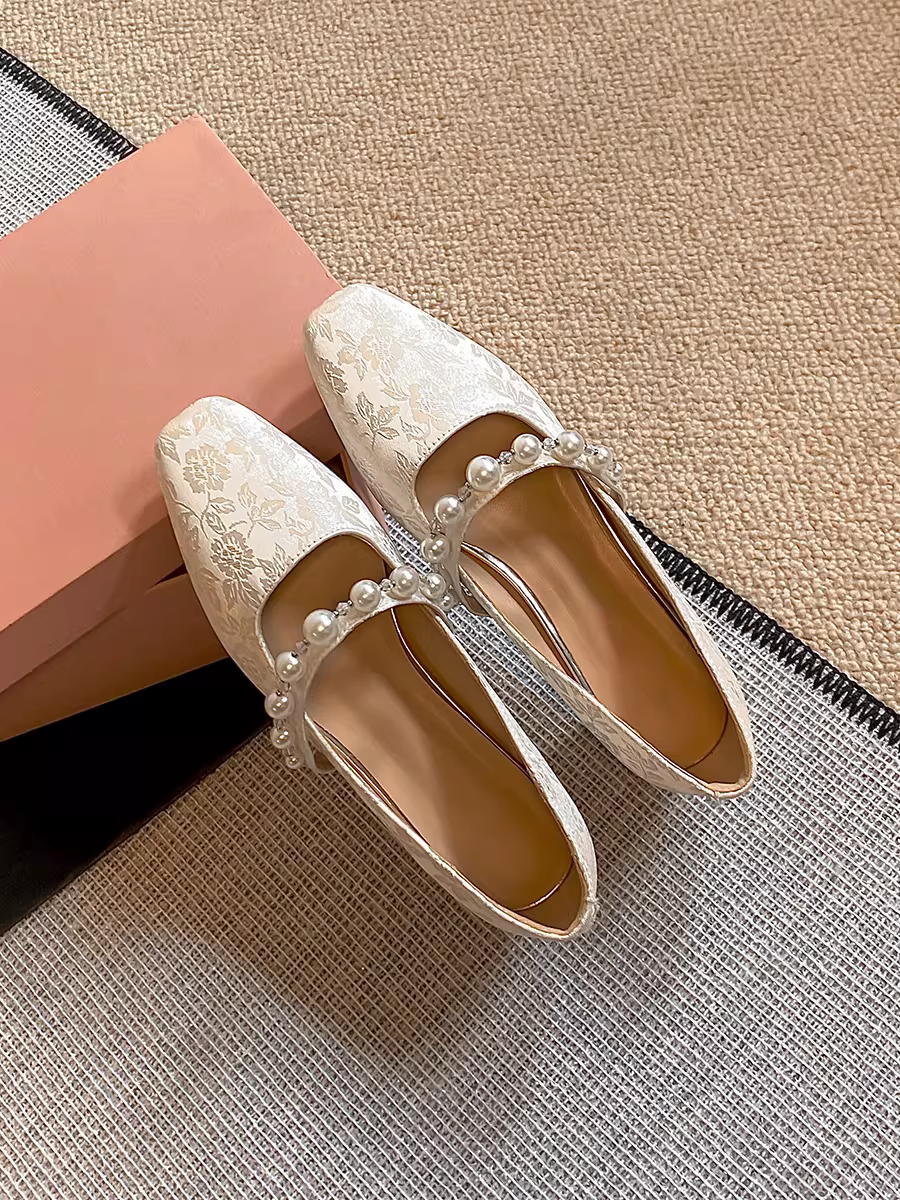 Giày cưới kiểu Trung Quốc mới bằng da cừu, chất liệu satin đỏ, dành cho nữ, có quai ngọc trai, kiểu Mary Jane, gót dày và mũi giày nông.