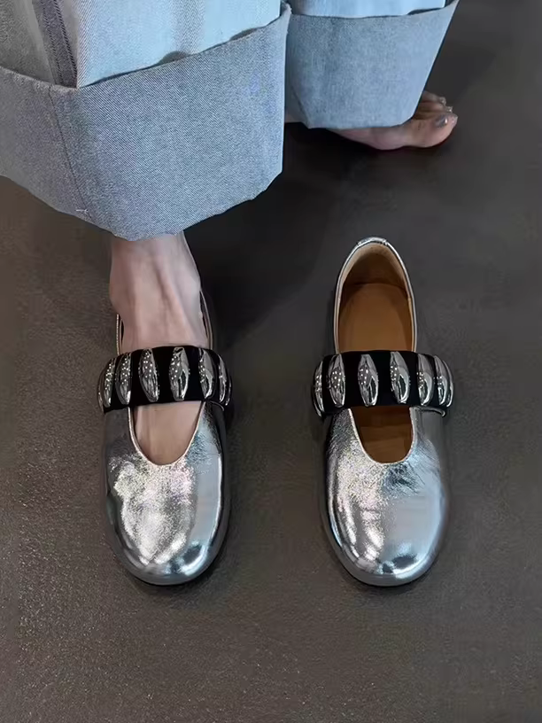 Phiên bản da cừu ~ Giày Mary Jane quai ngang kiểu áo khoác ngoài màu bạc thiết kế mới dành cho nữ với khóa kim loại và đế bằng