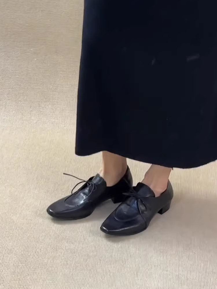 Phiên bản da cừu ~ Giày đơn nhỏ màu đen có dây buộc mới dành cho nữ, giày lười da thật đế dày cổ điển, giày da nhỏ cổ điển.