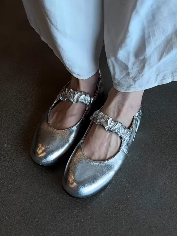 Phiên bản da cừu ~ Giày đế bằng mũi tròn đa năng màu bạc dành cho nữ có dây xếp ly, miệng nông, giày Mary Jane thông thường bằng da thật