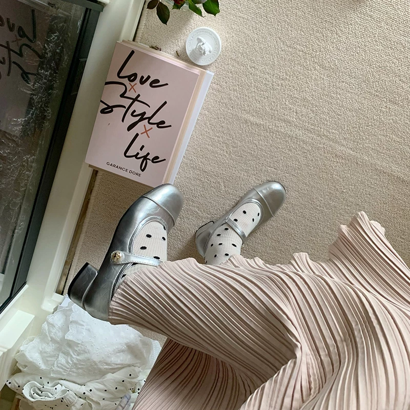 Pear Little Seven~ Giày Mary Jane gót trung bình phong cách Chanel dành cho nữ, giày đế bệt màu bạc có gót dày ngọc trai ngọt ngào