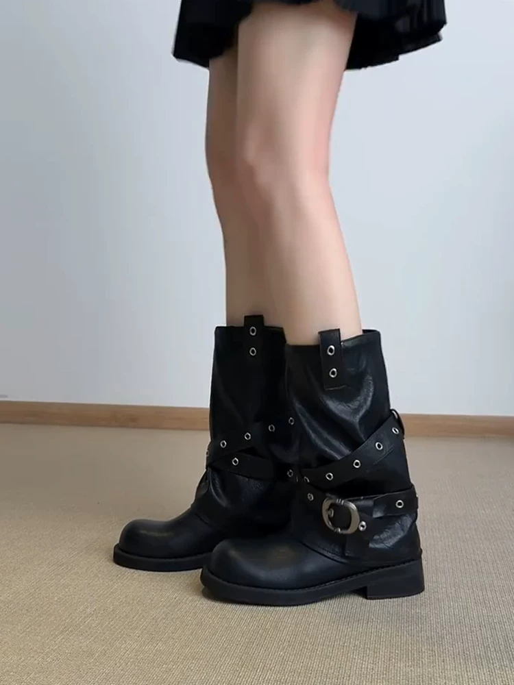Phiên bản da bò ~ Giày bốt xếp ly kiểu Mỹ, phong cách hot girl retro, có khóa thắt lưng, dành cho nữ, kiểu dáng thời trang đường phố, đính đinh tán, tôn dáng, kiểu dáng đi xe.