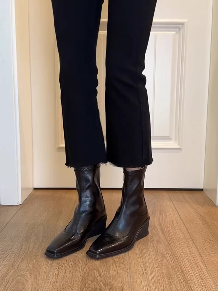 Phiên bản da bò ~ Giày bốt da thật kiểu dáng vuông mũi, tăng chiều cao, kiểu dáng thời trang, chất liệu da thật co giãn, kiểu dáng ôm sát, có gót wedge và khóa kéo phía sau, kiểu dáng cổ điển đơn giản dành cho nữ.