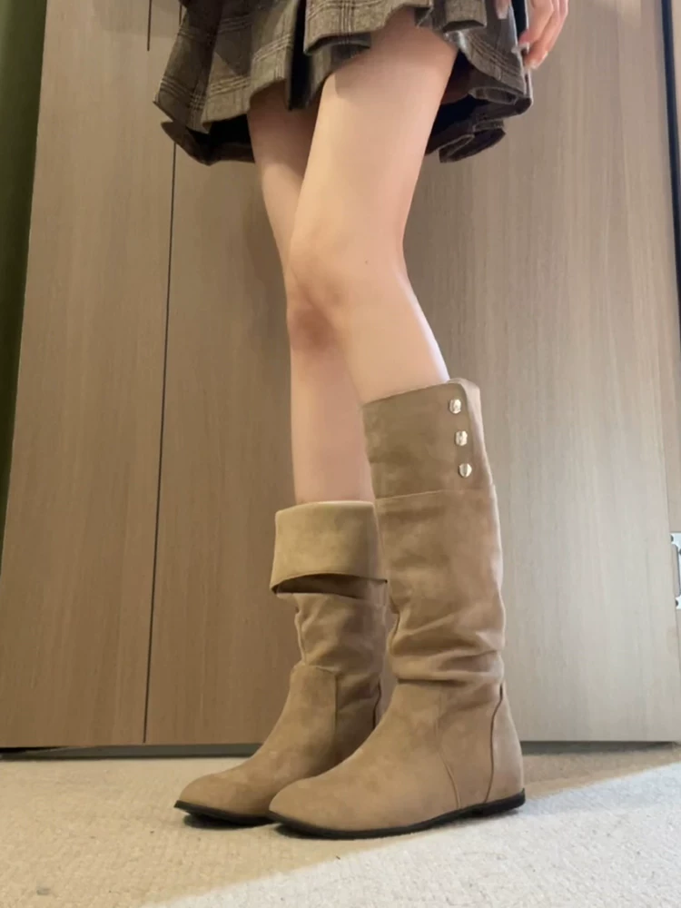 Phiên bản da bò ~ Giày cao cổ kiểu miền Tây có khóa cài hai chiều độc đáo dành cho nữ với đế nâng chiều cao ẩn, giày cao cổ da lộn cổ điển giúp thon gọn dáng người