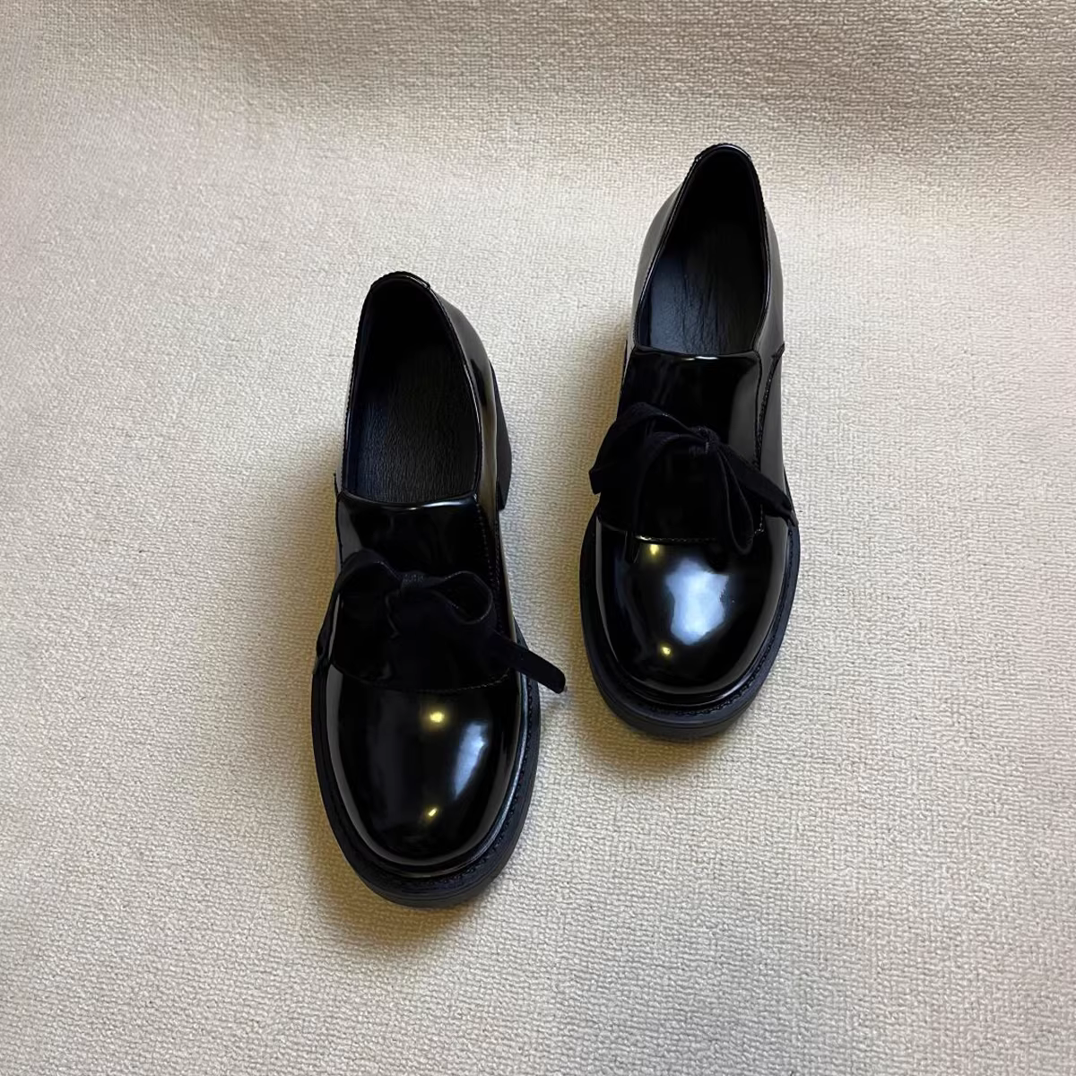 Phiên bản da cừu ~ Giày lười cao gót phong cách cổ điển của Anh dành cho nữ, giày da nhỏ có gót thô có nơ, giày đế bằng màu đen